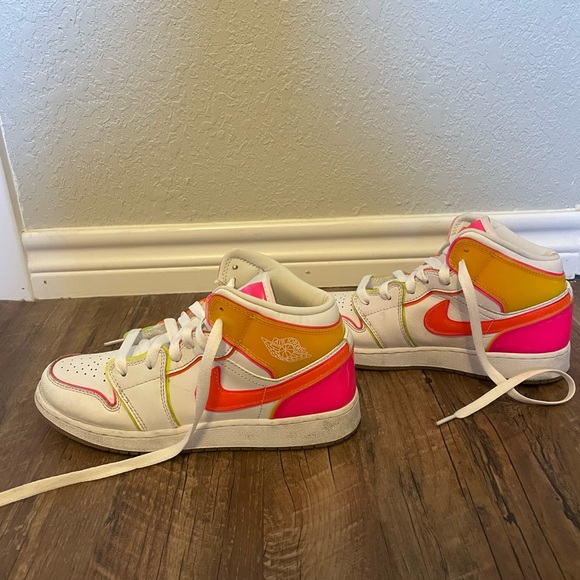 Jordan 1 Mid
Edge Glow (GS) - Picture 4 of 5